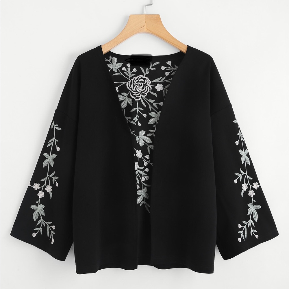 🆕🥂Embroidered Kimono style Coat - Picture 2 of 6